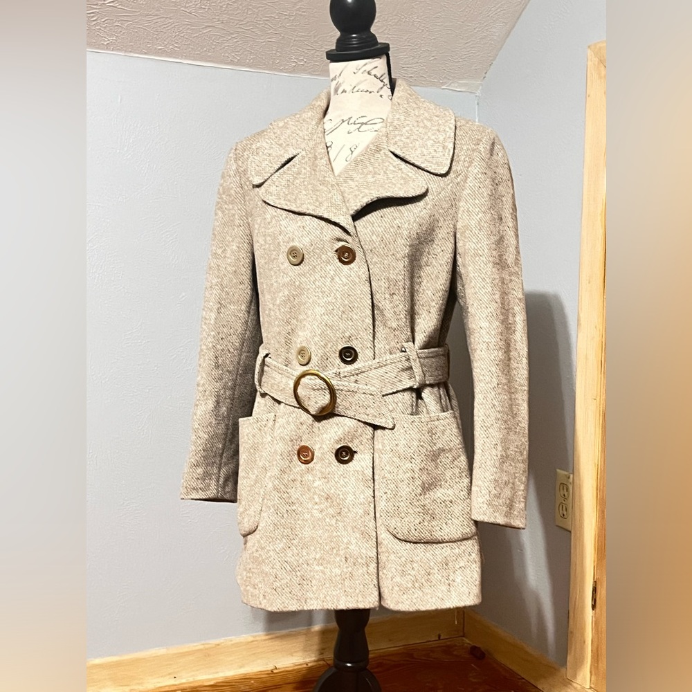 VTG belted neutral nude/gold pocket pea coat #academia #spygirl #nancydrew